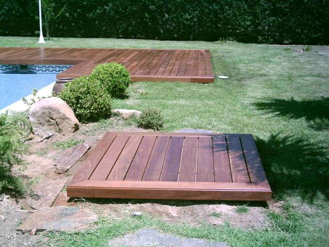 Coronación de piscina y tapa depuradora en jardín con piscina