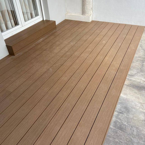 ¿Se puede colocar tarima sintética directamente sobre el suelo?