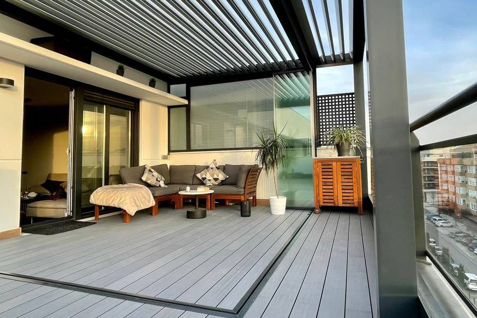Tarima en pérgola bioclimática