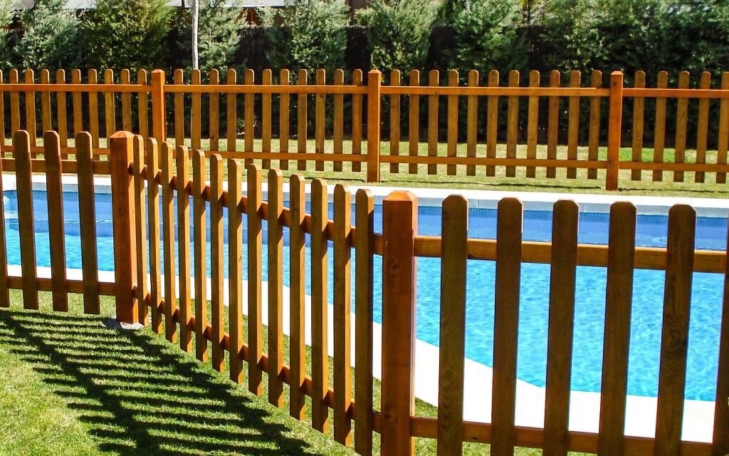 https://topmadera.com/wp-content/uploads/2023/12/vallas-para-piscina-1024x640.jpg