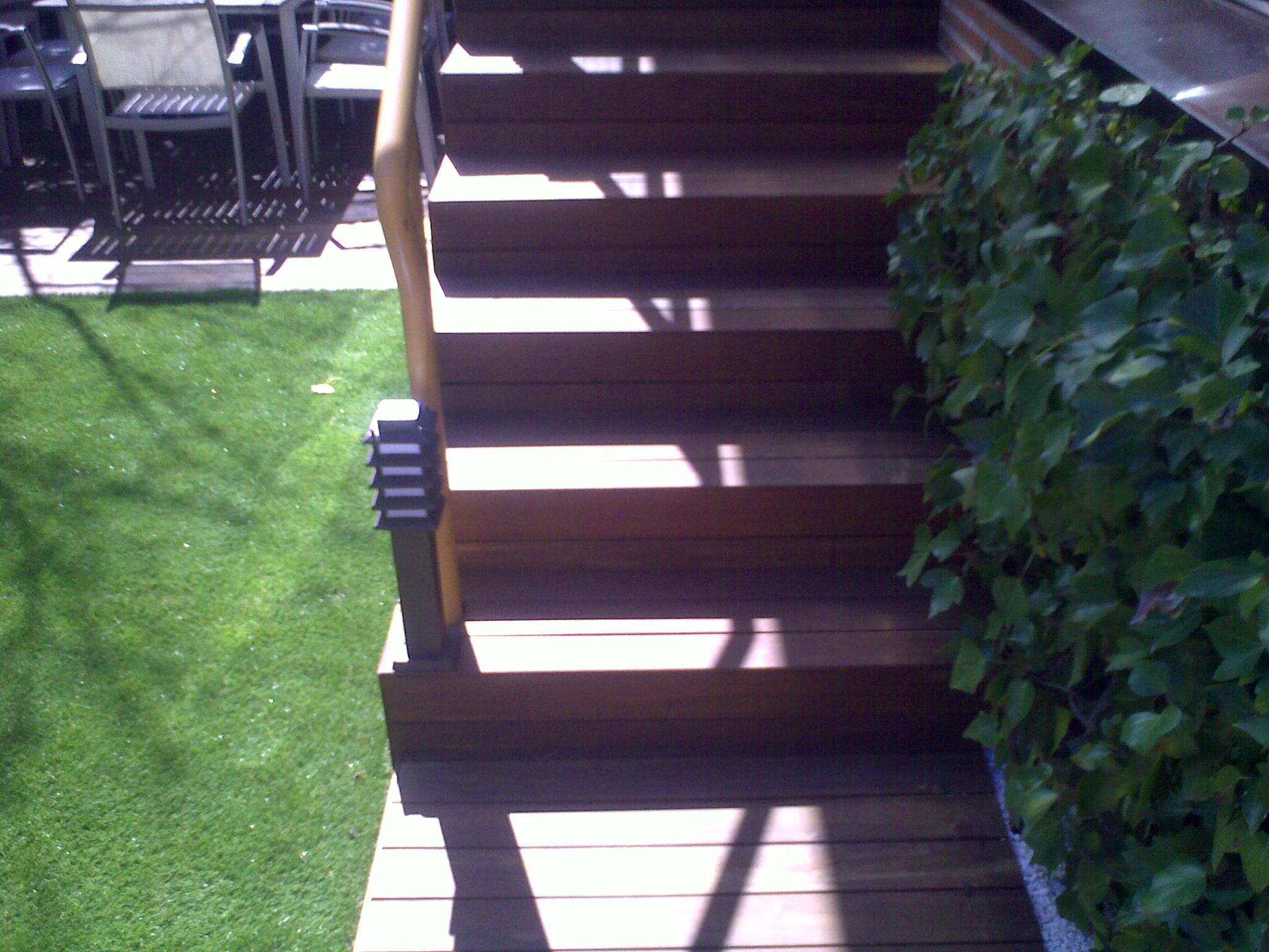 Peldaños de escalera revestidos con madera de ipe