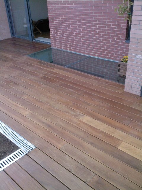 Venta e instalacion de madera para terraza trasera de ipe con tragaluz en aravaca