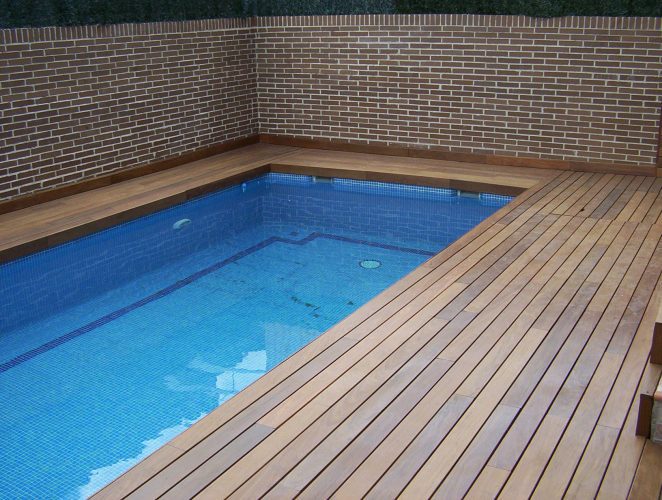 https://topmadera.com/wp-content/uploads/Instalacion-de-tarima-de-exterior-en-piscina-en-Marbella-662x500.jpg