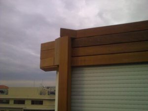 Venta e instalacion de vertical de tarima de madera de ipe macizo en jardin
