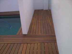 Instalacion de tarima maciza de exterior de ipe en piscina en Aranjuez