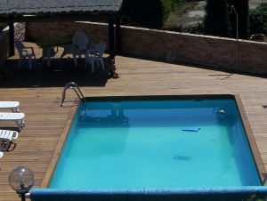 Instalacion y venta de tarima maciza de ipe en jardin con piscina
