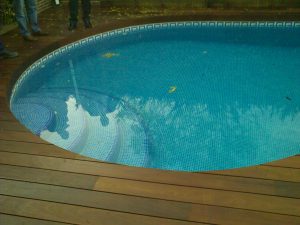 Instalacion en piscina de tarima de ipe realizando mamperlan curvo