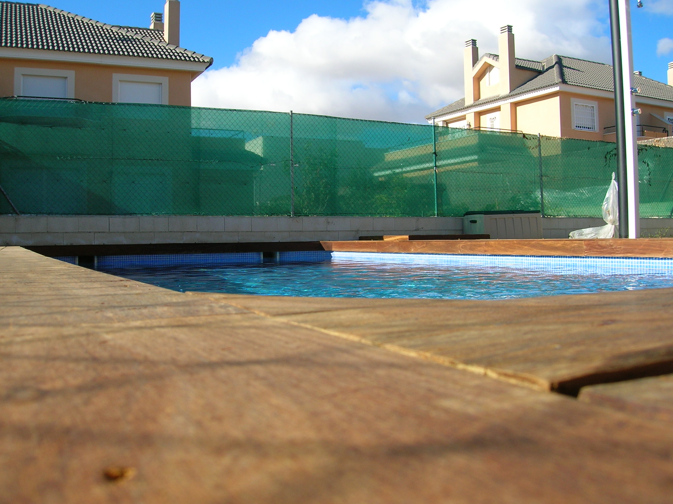 Instalacion de tarima maciza de exterior de ipe en piscina en Madrid