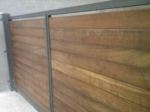 Mantenimiento de puerta de garaje con tarima maciza de madera de ipe