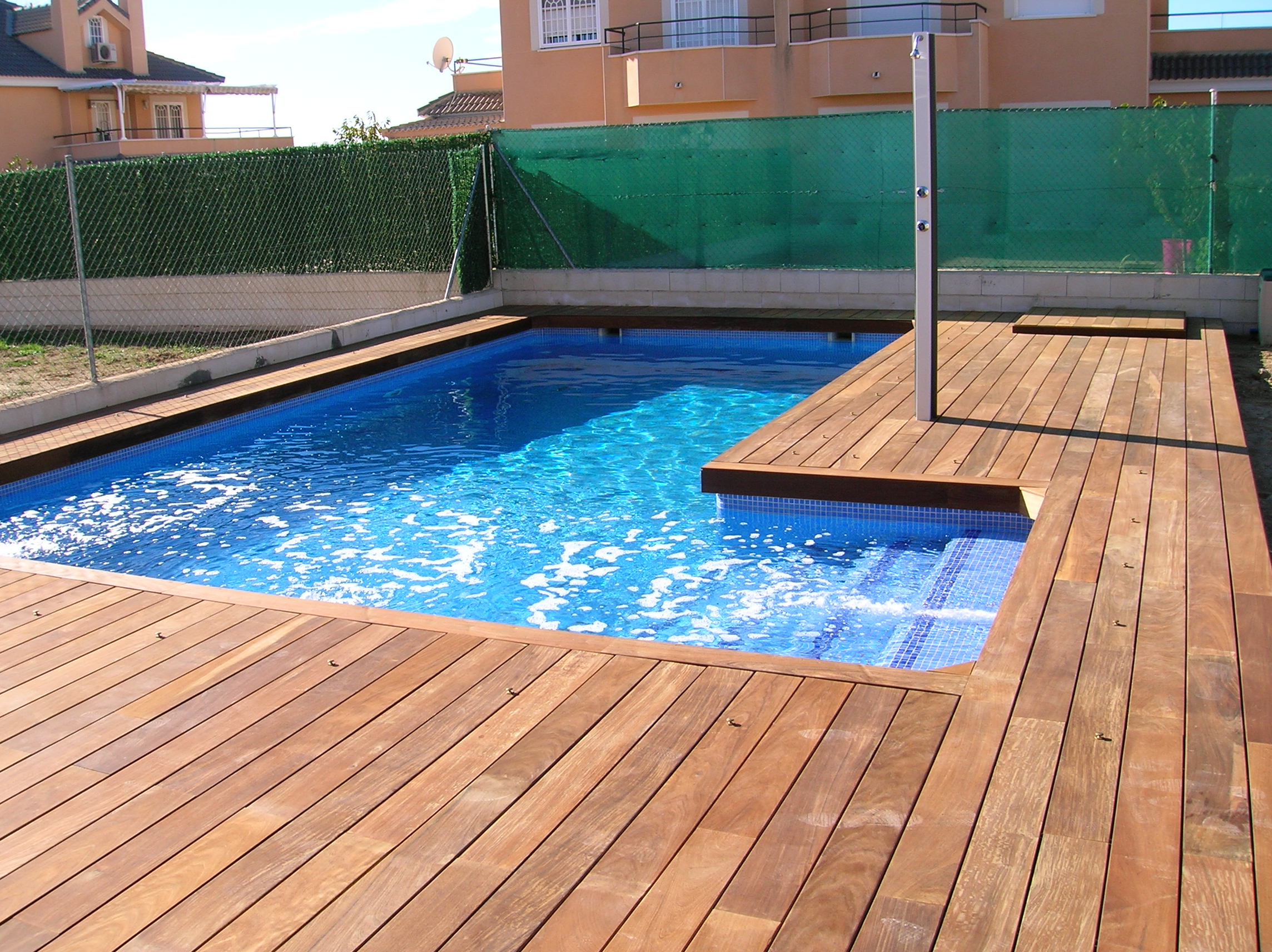 Piscina con tarima maciza de ipe grapa vista en paracuellos de Jarama Piscina con tarima maciza de ipe grapa vista en paracuellos de Jarama