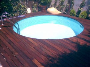 Instalacion de tarima tropical de ipe maciza de exterior en piscina