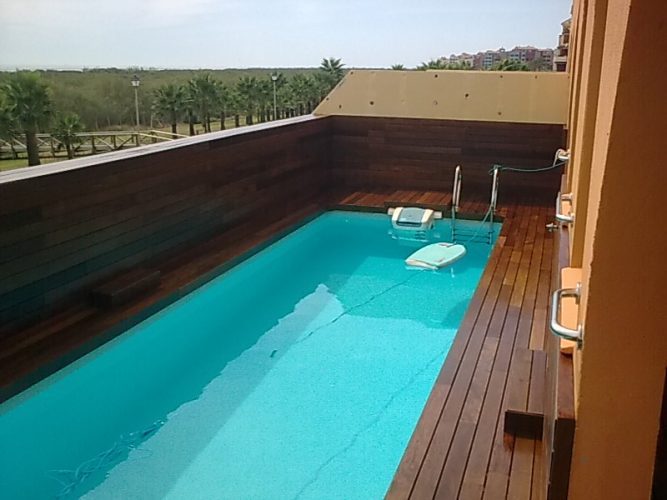 https://topmadera.com/wp-content/uploads/Revestiemiento-Vertical-y-piscina-en-terraza-exterior-en-Marbella-de-ipe-e1517930966284-667x500.jpg