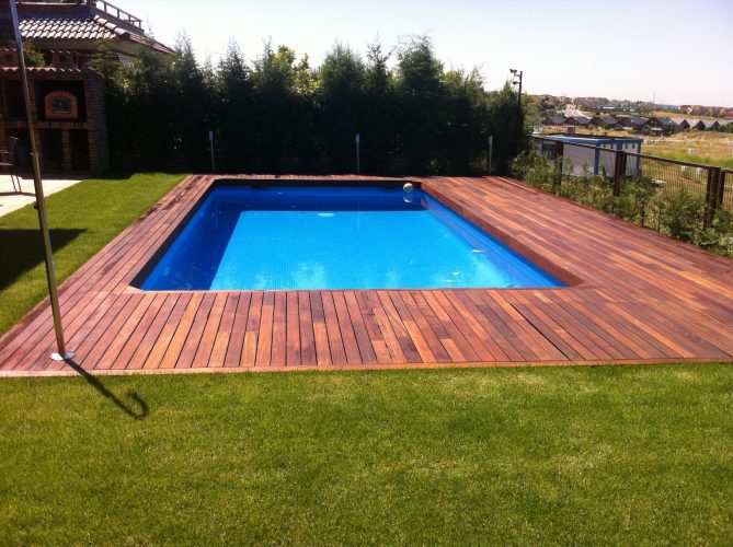 https://topmadera.com/wp-content/uploads/Tarima-d-eipe-en-piscina-de-exterior-con-cesped-artificial-en-Galapagar-669x500.jpg