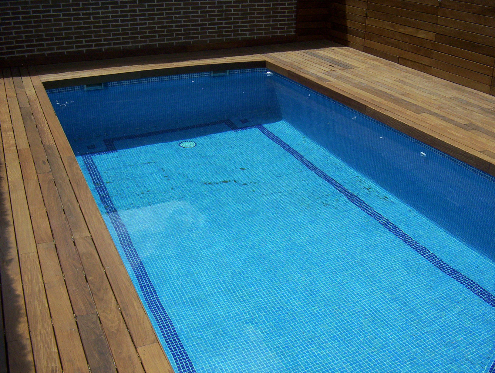 https://topmadera.com/wp-content/uploads/instalacion-de-tarima-maciza-de-ipe-exerior-en-piscina-en-Arroyomolinos.jpg