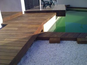 Suministro e instalacion en piscina y jardin con tarima de madera de ipe de exterior maciza