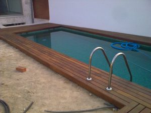 Instalacion de tarima maciza de exterior de ipe en piscina en Aranjuez