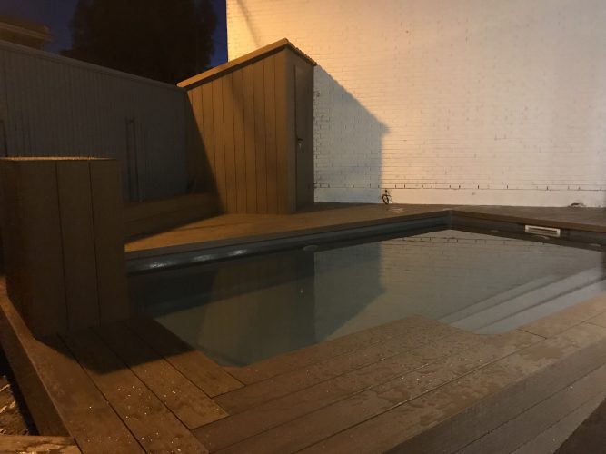 https://topmadera.com/wp-content/uploads/piscina-y-jardin-con-tarima-encapsulda-de-exterior-667x500.jpg