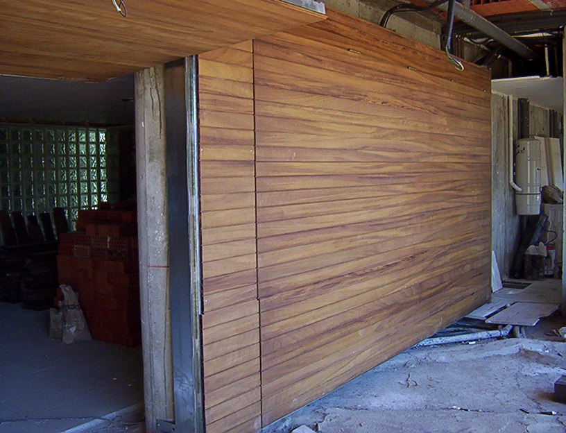Revestimiento de puerta de garaje con tarima maciza de iroko