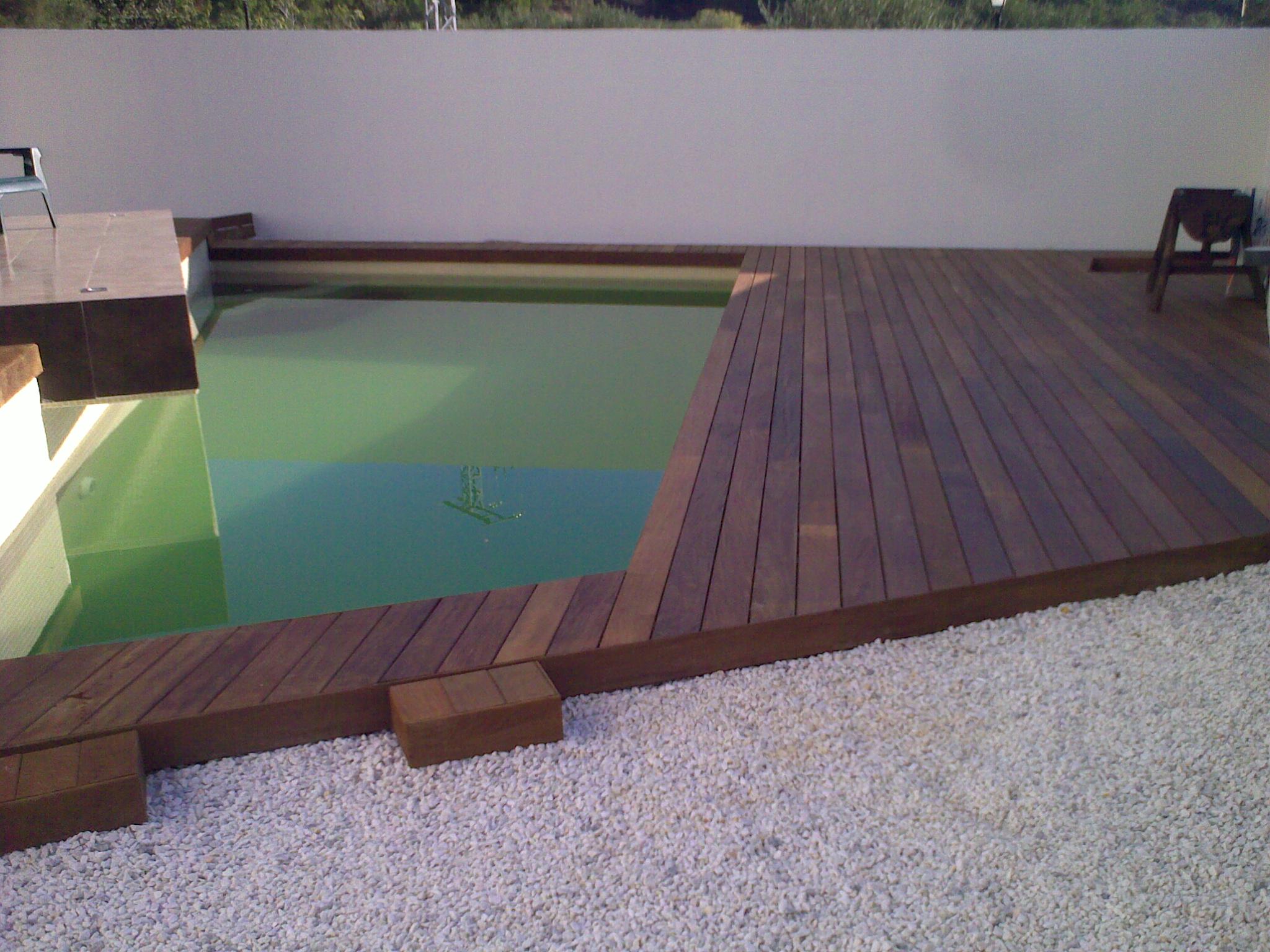 Suministro e instalacion en piscina y jardin con tarima de madera de ipe de exterior maciza