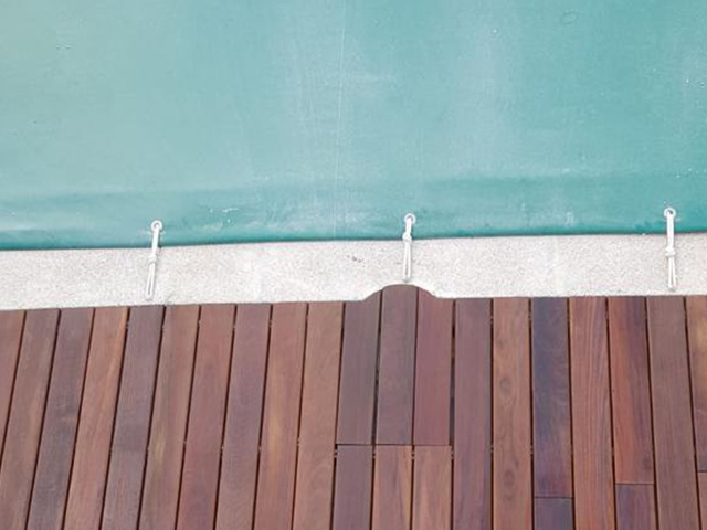 Tarima madera exterior en piscina