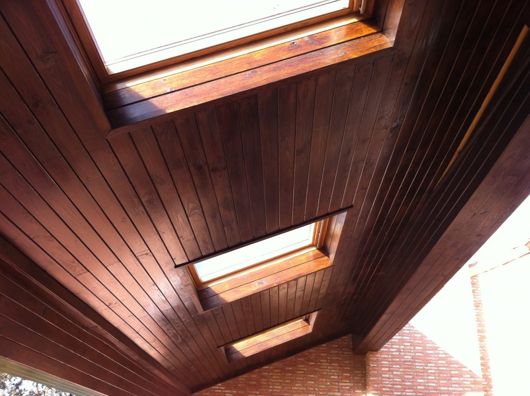 Techo con madera de pino exterior tintada en nogal en Alcobendas